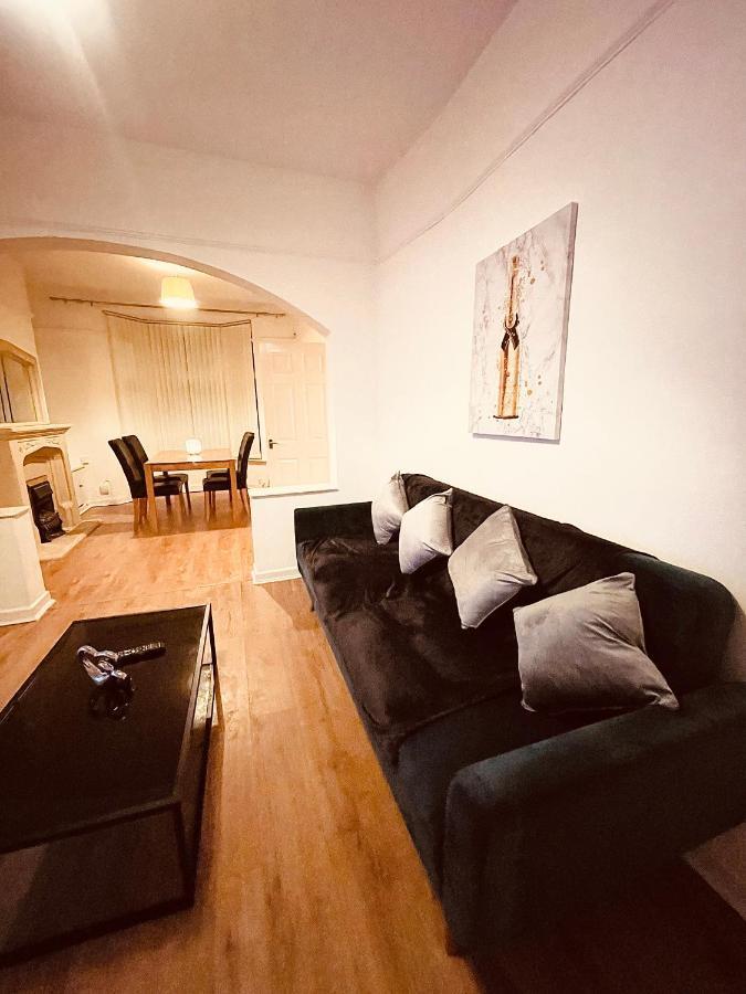 Cute Spacious 2 Bedroom House, Sleeps 8, Free Street Parking, Easy Access Lock Box Entry, 2 Minute Drive From City Centre Liverpool Exterior photo