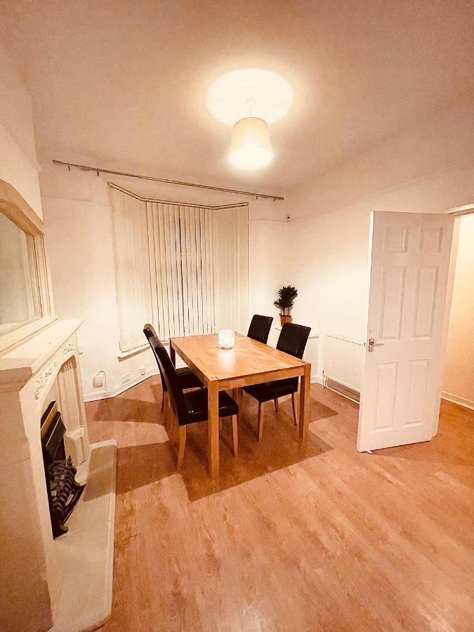 Cute Spacious 2 Bedroom House, Sleeps 8, Free Street Parking, Easy Access Lock Box Entry, 2 Minute Drive From City Centre Liverpool Exterior photo