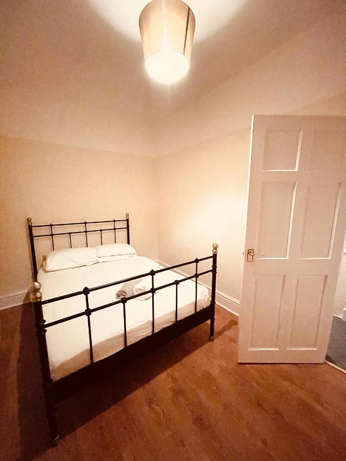Cute Spacious 2 Bedroom House, Sleeps 8, Free Street Parking, Easy Access Lock Box Entry, 2 Minute Drive From City Centre Liverpool Exterior photo