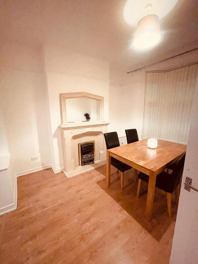 Cute Spacious 2 Bedroom House, Sleeps 8, Free Street Parking, Easy Access Lock Box Entry, 2 Minute Drive From City Centre Liverpool Exterior photo